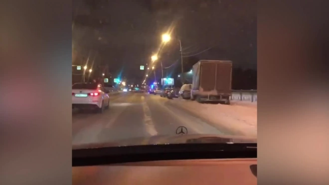 Видео: рядом со Светлановским проспектом сбили пешехода на "зебре"