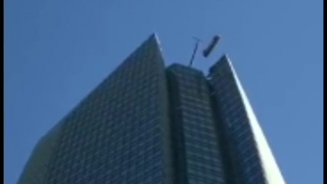 "Взбесившаяся люлька": Мойщиков окон раскрутило на высоте небоскреба в Оклахоме