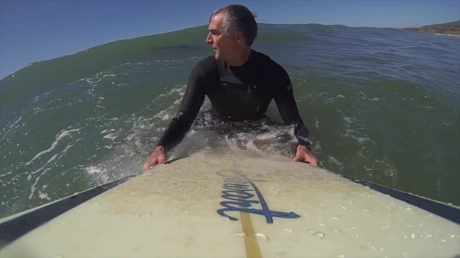 Опасное видео из Калифорнии: серфингист удрал от акулы