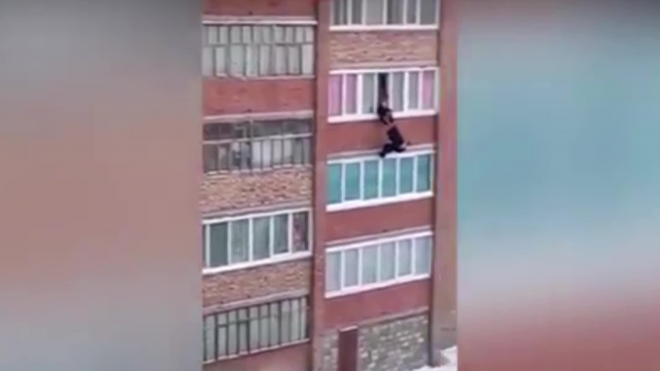 Башкирия: неравнодушные очевидцы спасли падающего с балкона мужчину