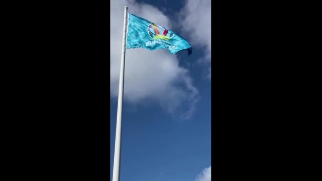 На Крестовском острове подняли огромный флаг Евро-2020