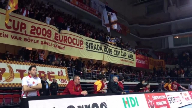 Появилось видео дикого поведения турецких болельщиков на матче с женским волейбольным "Динамо"