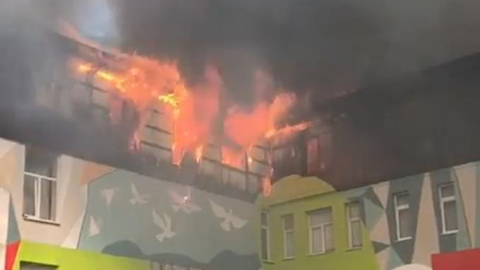 В центре Нальчика загорелось здание на площади 2,5 тысячи квадратных метров 