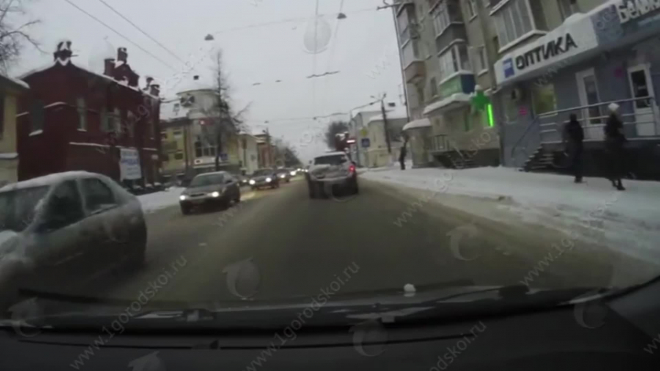 Киров: Появилось видео падения мужчины с крыши многоэтажки во время чистки снега