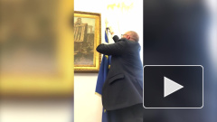 Опубликовано видео, как Рампелли снимает флаг Евросоюза в парламенте Италии