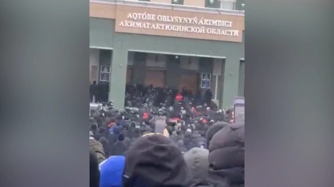 Протестующие в Алма-Ате захватили здание администрации
