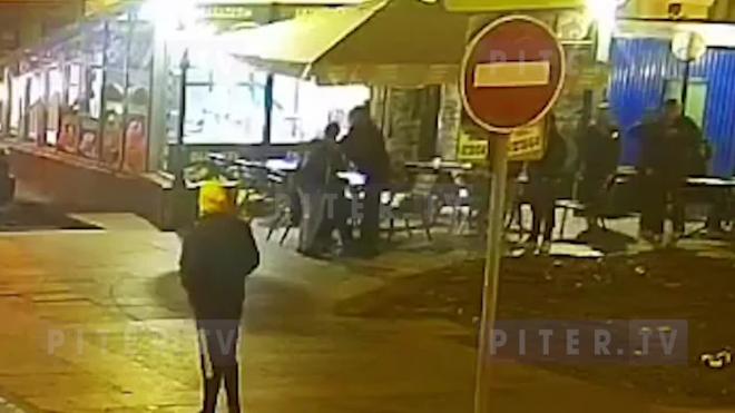 Ночная потасовка на Думской улице в Петербурге попала на видео