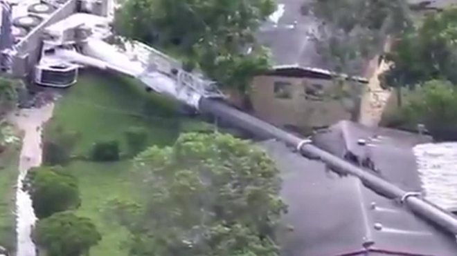 Видео из США: Во Флориде на жилой дом рухнул башенный кран