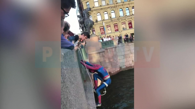 На Аничковом мосту петербуржец в костюме Человека Паука "учился летать" 