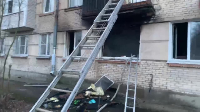 Спасатели потушили двухкомнатную квартиру в Колпинском районе 