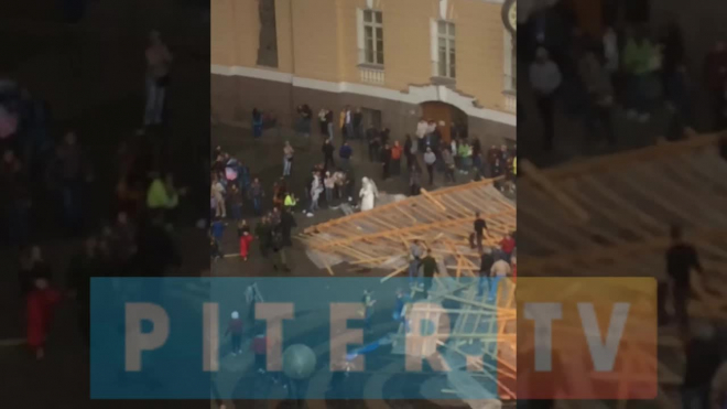 Видео: у арки Главного Штаба сорвало крышу