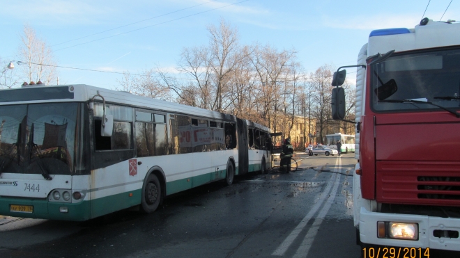 На улице Седова загорелся автобус, пять человек эвакуировали