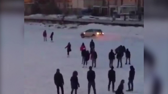 Опасное видео из Якутска: обнаглевший внедорожник заехал на каток