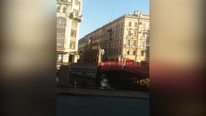 Три экстремала прощались с летом, прыгая с моста в центре Петербурга