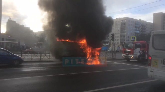 Видео: на перекрестке Луначарского и Художников загорелся фургон