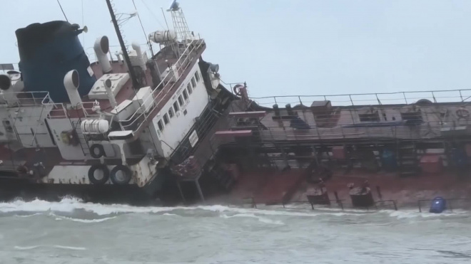 Крушение танкера в Одесском заливе привела к утечке нефти в Черном море