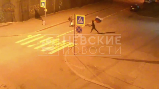 Появилось видео с похитившими флаг России со здания Фрунзенского районного суда мужчинами