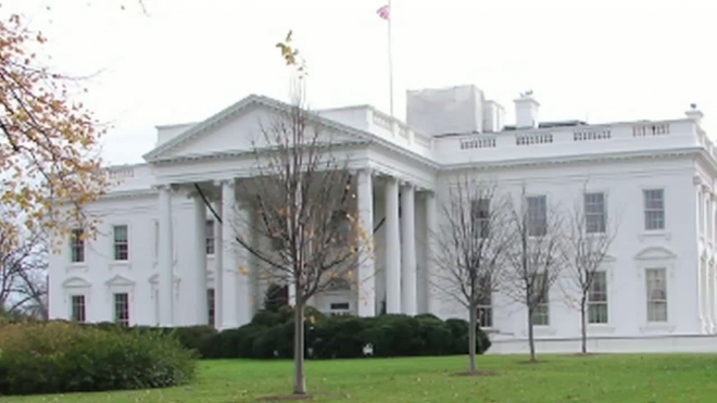 В здание Белого дома в Вашингтоне бросили дымовую шашку