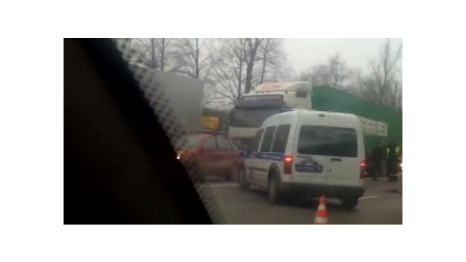 Две аварии на Московском шоссе: автовоз улетел в кювет, водитель погиб