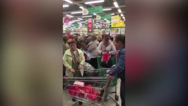 Петербуржцы оставили в супермаркетах "Окей" пустые полки