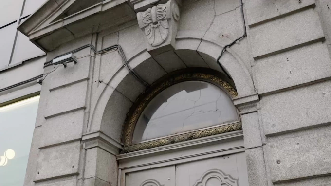 Житель Пяти углов обнаружил фрагмент старинной двери в доме на Загородном проспекте 