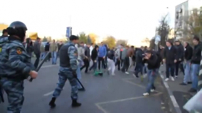 ОМОН дубинками разогнал протестующих в Бирюлеве