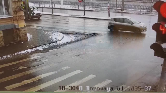 Водитель каршеринга устроил ДТП при попытке "проскочить на красный" у Борового моста