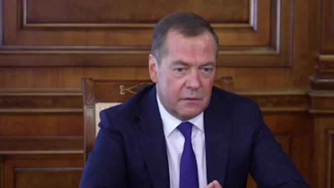Медведев рассказал, как планирует "взбодрить" глав предприятий ОПК