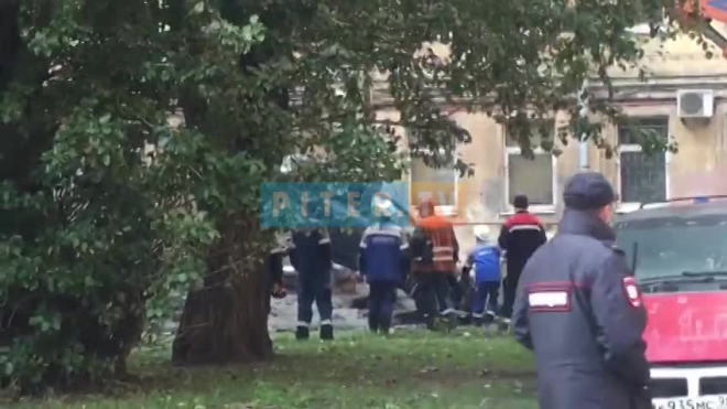 Видео: на Измайловском начали вытаскивать упавшие под землю машины