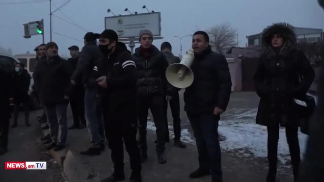 Протестующие попытались помешать Пашиняну вылететь в Россию