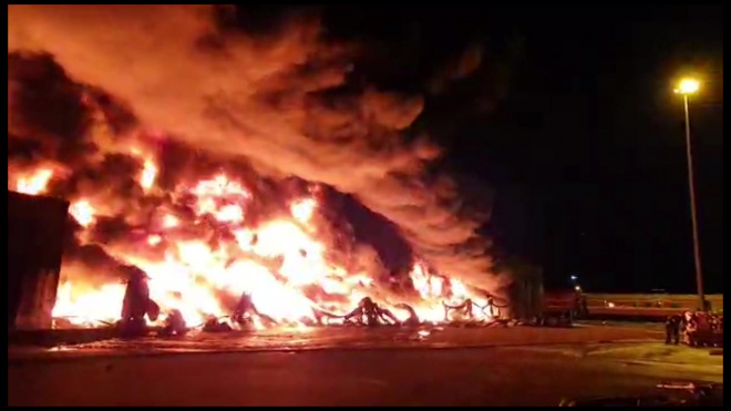 В ангаре на Московском шоссе горели каучук и химические удобрения 