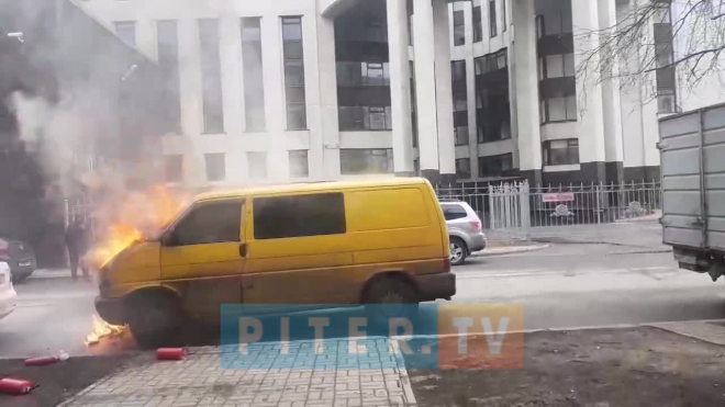 Видео: возле национальной библиотеки загорелась машина 