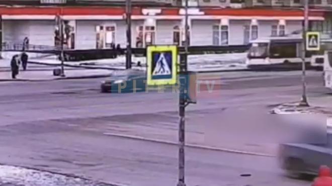Видео: на перекрестке Ветеранов и Солдата Корзуна столкнулись два авто