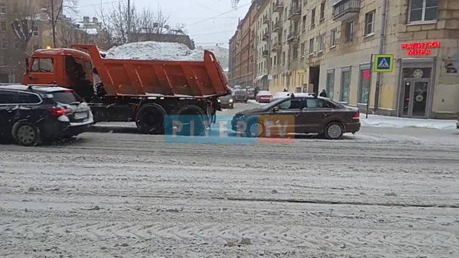 На проспекте Добролюбова легковушка въехала в КамАЗ со снегом
