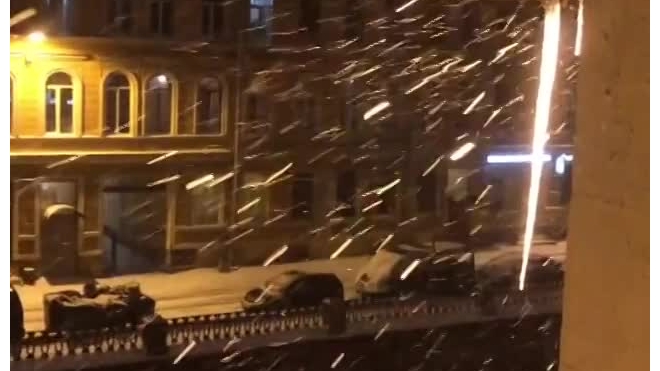 Нужен лазер: Смольный предупреждает петербуржцев об угрозе падения сосулек и снега