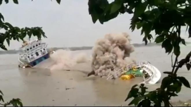 В результате столкновения парома с грузовым судном в Бангладеш погибли 11 человек