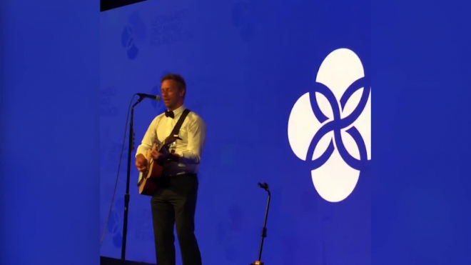 Солист группы Coldplay исполнил песню про любовь Леонардо ди Каприо к шортам 