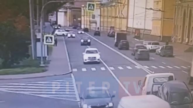 На Ждановской набережной "Порше" влетел в стоящий автомобиль