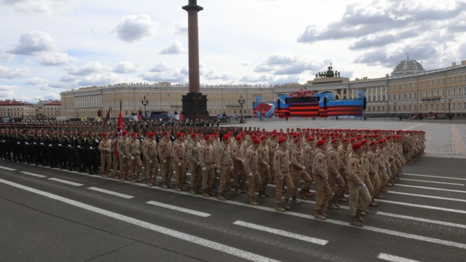 В Петербурге проходит Парад Победы на Дворцовой площади