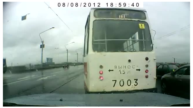 Обезумевший трамвай со знаком "!" потерял управление на Литейном мосту