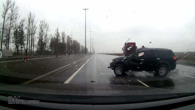 На Пулковском шоссе водитель Mitsubishi Pajero показал "тройной тулуп"