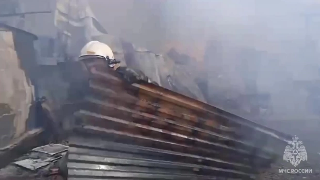 В СНТ под Красноярском горит магазин стройматериалов