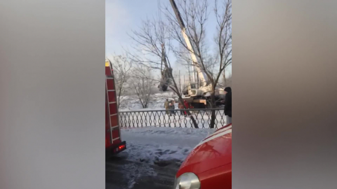 В Купчино спасатели краном вытащили "Жигули" из реки Волковки