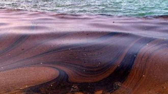 Нефтепродукты вытекают из пробоин танкера, севшего на мель у Итурупа