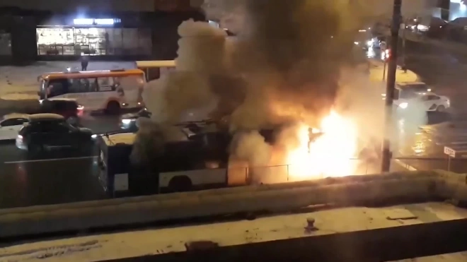 Видео: в Кировском районе сгорел троллейбус