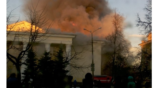 Появилось видео пожара в ДК Орджоникидзе в Нижнем Новгороде