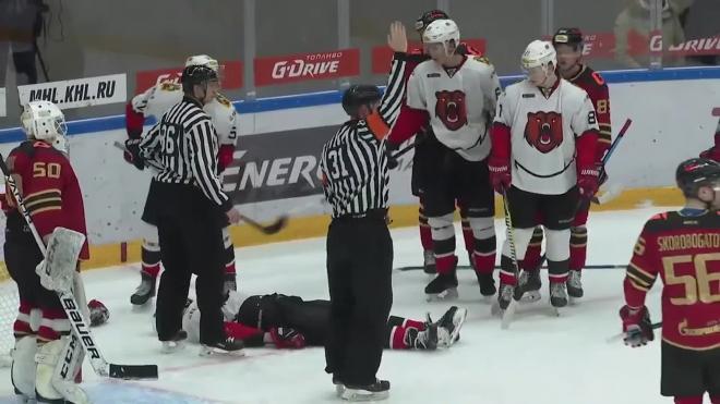Появилось видео драки с ударом российского хоккеиста головой об лед