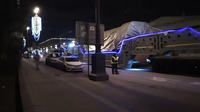 Утром на Московском проспекте перевозили военную технику