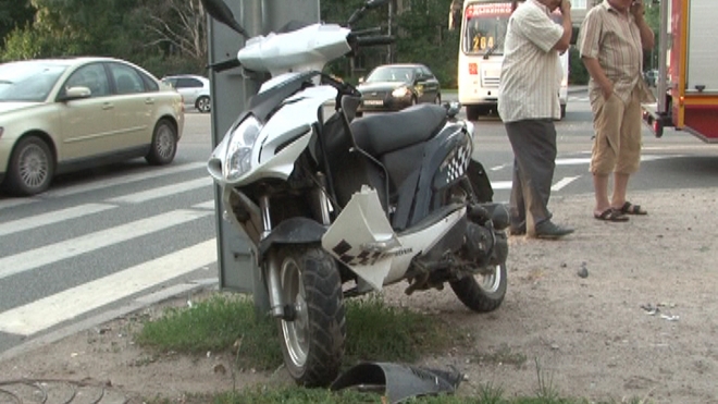 Мотоциклист, упавший на проезжую часть, остается в больнице