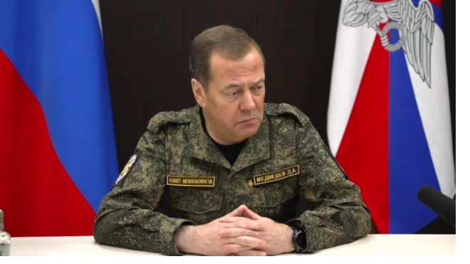 Медведев поручил следить за регулярными выплатами довольствия военным